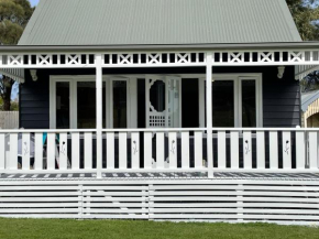 Sandpiper - charming beach villa, Port Fairy